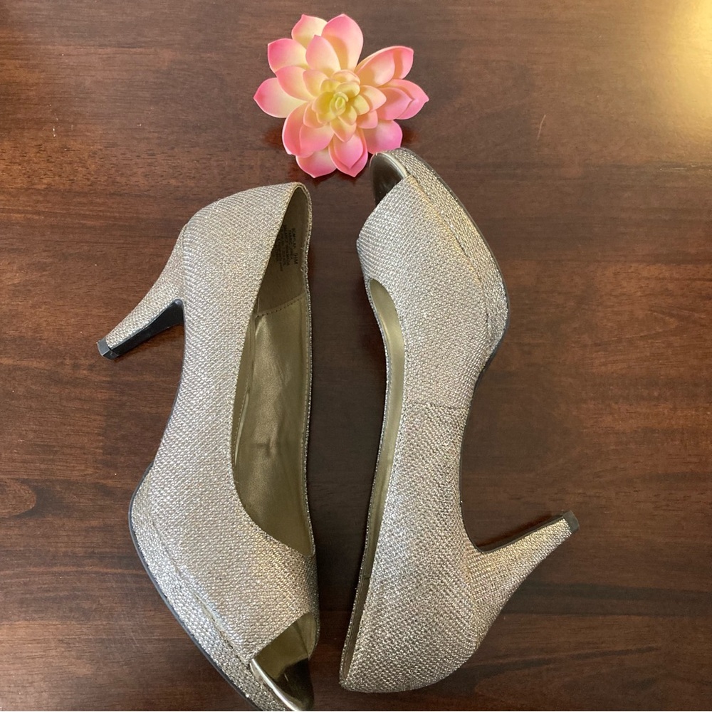Bandolino Gold Heels Size 9.5